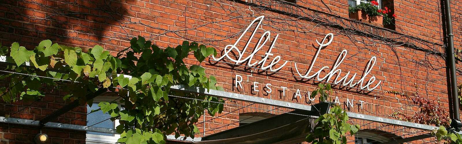 Außenansicht des Restaurants und Hotels Alte Schule,
            
        
                Foto: TMB Tourismus-Marketing Brandenburg GmbH/Steffen Lehmann