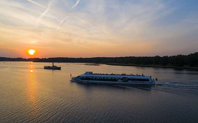 Dampfschiff Gustav und Belvedere im Sonnenuntergang