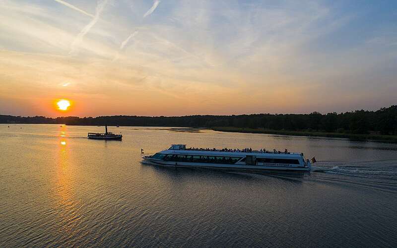 



    
        
                Dampfschiff Gustav und Belvedere im Sonnenuntergang,
            
        
                Foto: Weisse Flotte Potsdam GmbH/Kein Urheber bekannt
            
    
