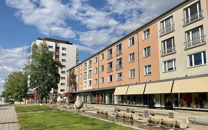 



    
        
                Wohngebäude mit Ladenzeile in Eisenhüttenstadt,
            
        
                Foto: TMB Tourismus-Marketing Brandenburg GmbH/Steffen Lehmann
            
    
