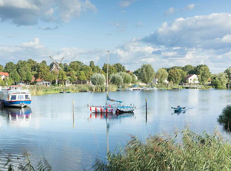 Blick auf die Werderaner Altstadt am Wasser