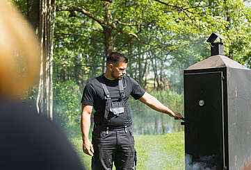 Fischer Sander Fuhrmann am Räucherofen
