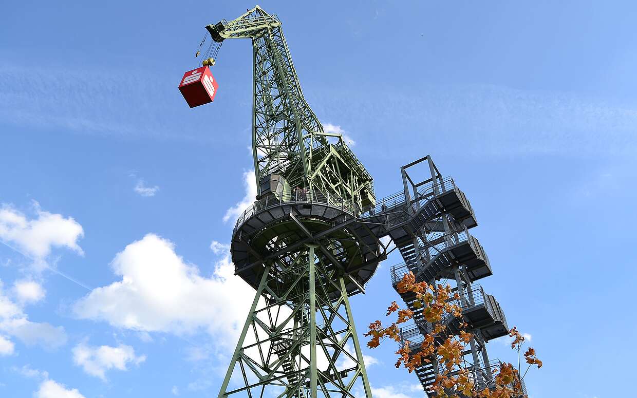 Das ist nicht das Stahlgerüst des Eiffelturms, sondern das des alten Eberkrans im heutigen Familiengarten in Eberswalde.