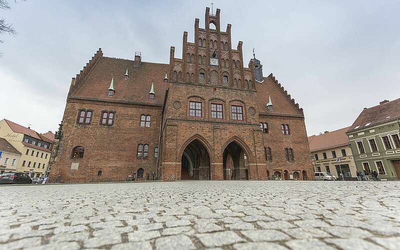 



    
        
                Rathaus in Jüterbog,
            
        
                Foto: TMB Tourismus-Marketing Brandenburg GmbH/Steffen Lehmann
            
    

