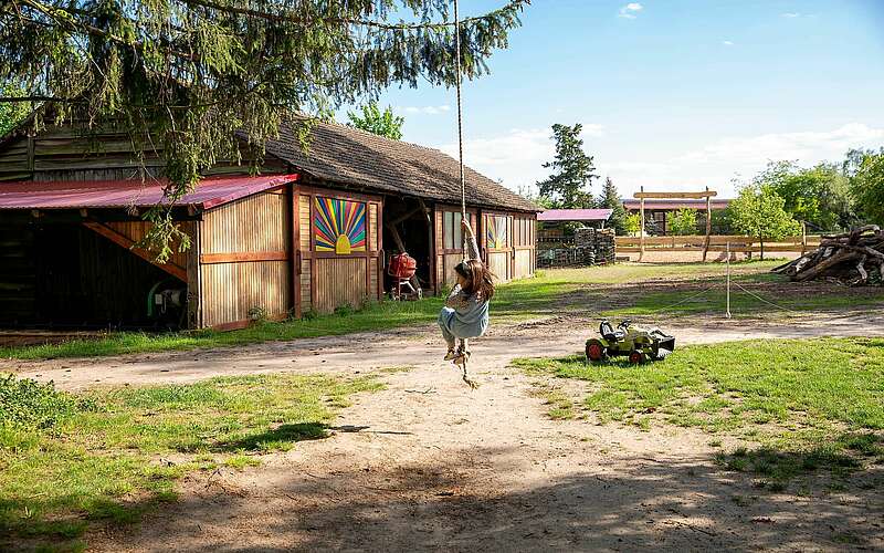 



    
        
                Spielendes Kind auf dem Rüsterhof,
            
        
                Foto: TMB Tourismus-Marketing Brandenburg GmbH/Steffen Lehmann
            
    
