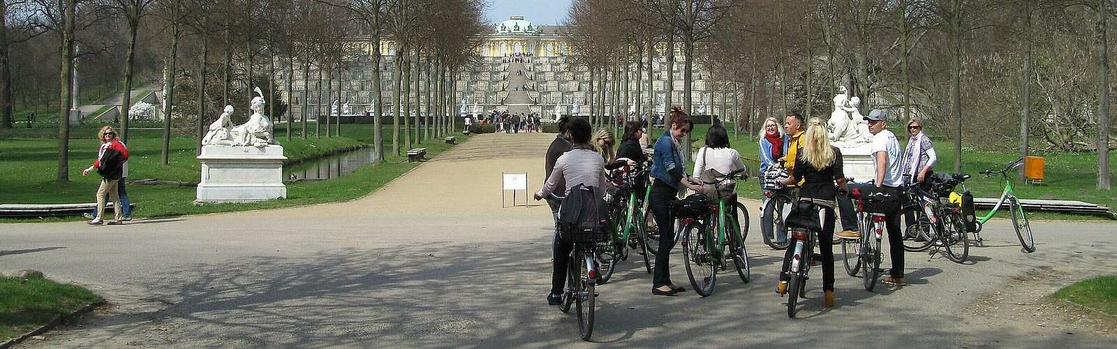 Fahrradfahrer vor dem Schloss Sanssouci,
        
    

        Foto: Fotograf / Lizenz - Media Import/Matthias Fricke
