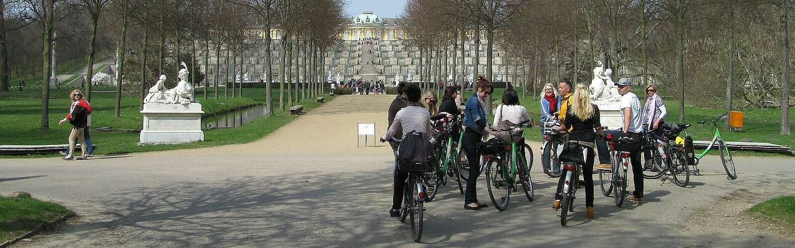Fahrradfahrer vor dem Schloss Sanssouci,
            
        
                Foto: TMB Tourismus-Marketing Brandenburg GmbH/Matthias Fricke