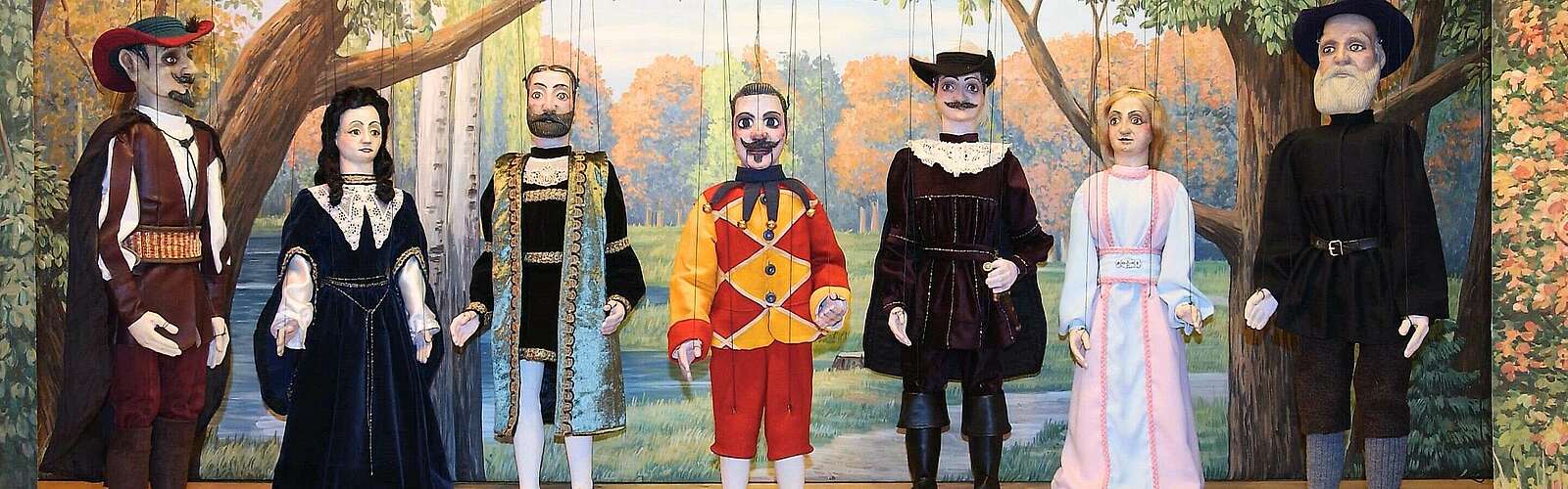 Marionettenpuppen auf der Bühne,
            
        
                Foto: Museum des Mitteldeutschen Wandermarionettentheaters/Kein Urheber bekannt