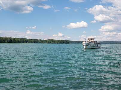 Fahrgastschiff fährt über den Werbellinsee