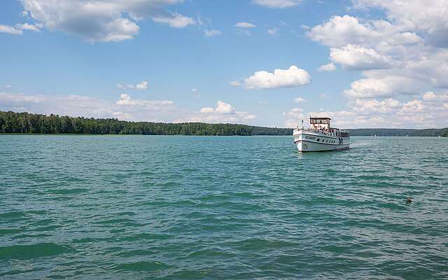 Fahrgastschiff fährt über den Werbellinsee