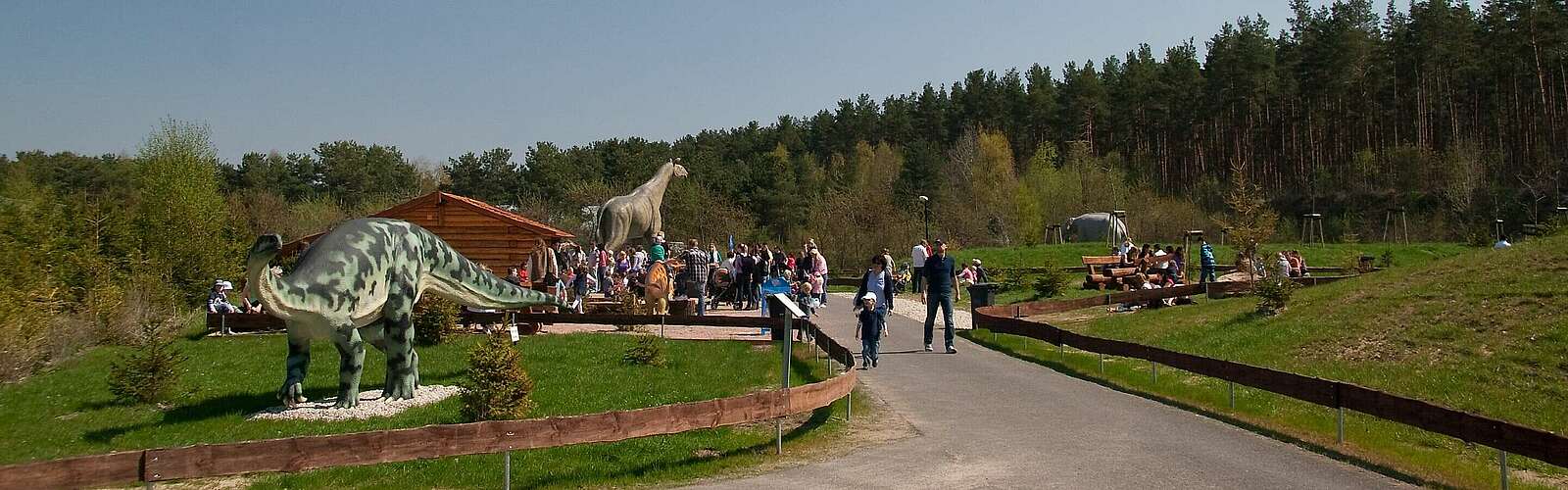 Besucher im Dinosaurierpark Germendorf,
            
        
                Foto: CHICKENONSPEED/Kein Urheber bekannt