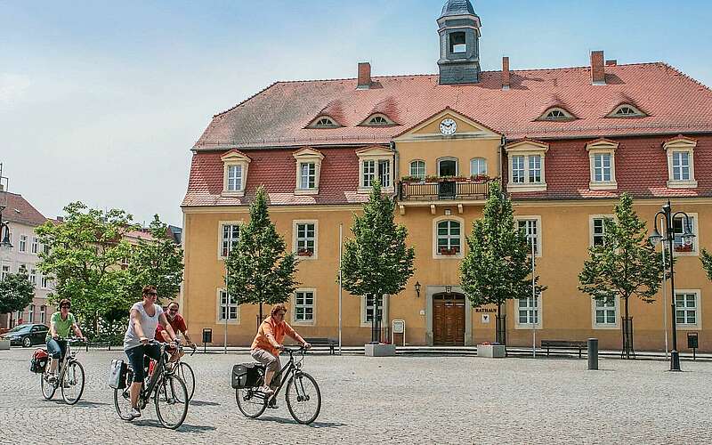 



    
        
                Radler auf dem Marktplatz Bad Liebenwerda,
            
        
                Foto: TMB Tourismus-Marketing Brandenburg GmbH/Steffen Lehmann
            
    
