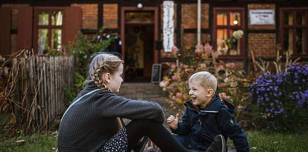 Spielende Kinder vor dem Restaurant