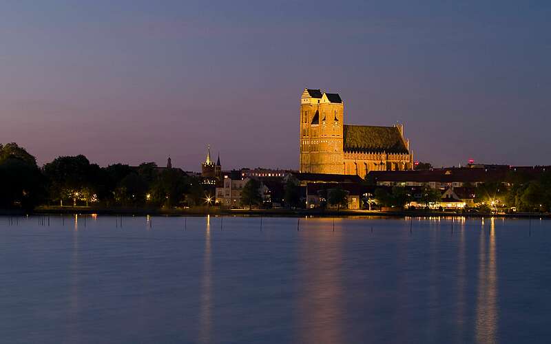 



    
        
                St. Marienkirche im Abendlicht,
            
        
                
                
                    Foto: Klaus-Peter Kappest
                
            
    
