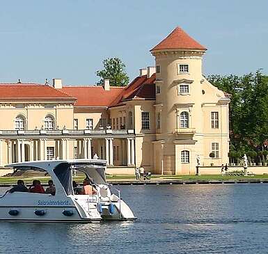 Motorboot vor Schloss Rheinsberg