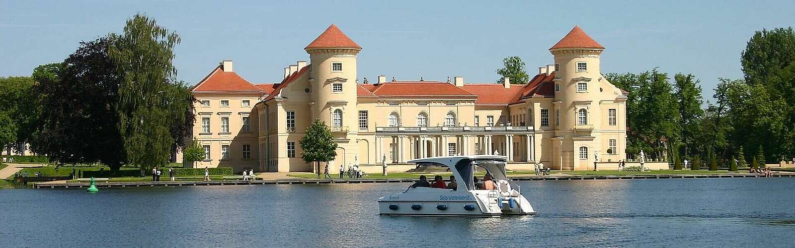 Motorboot vor Schloss Rheinsberg,
            
        
                Foto: Tourismusverband Ruppiner Seenland e.V./Judith Kerrmann