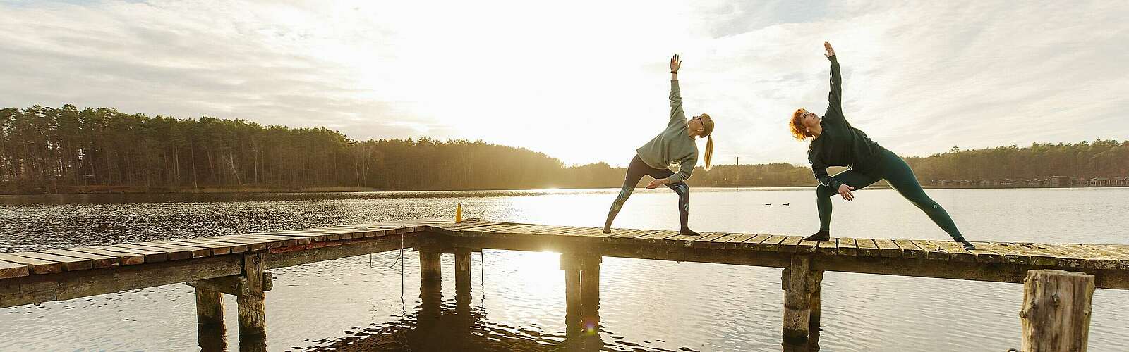Sunrise-Yoga auf dem Steg