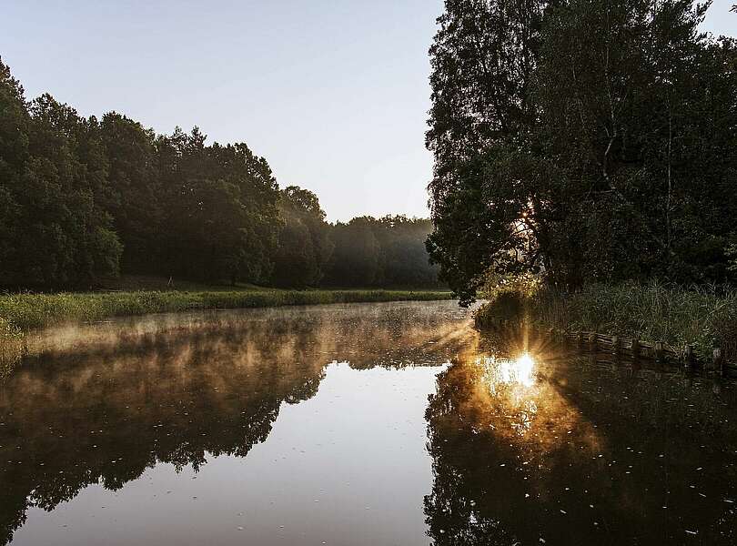 Flusslandschaft bei Sonnenuntergang