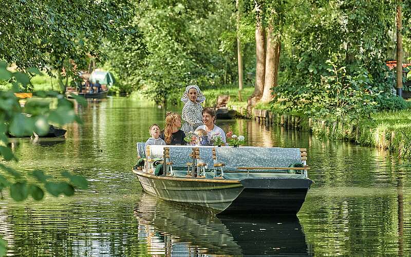 



    
        
                Kahnfahrt unter Bäumen,
            
        
                Foto: TMB Tourismus-Marketing Brandenburg GmbH/Florian Trykowski
            
    
