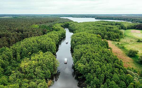 Mit dem Hausboot unterwegs in der Mecklenburgischen Seenplatte