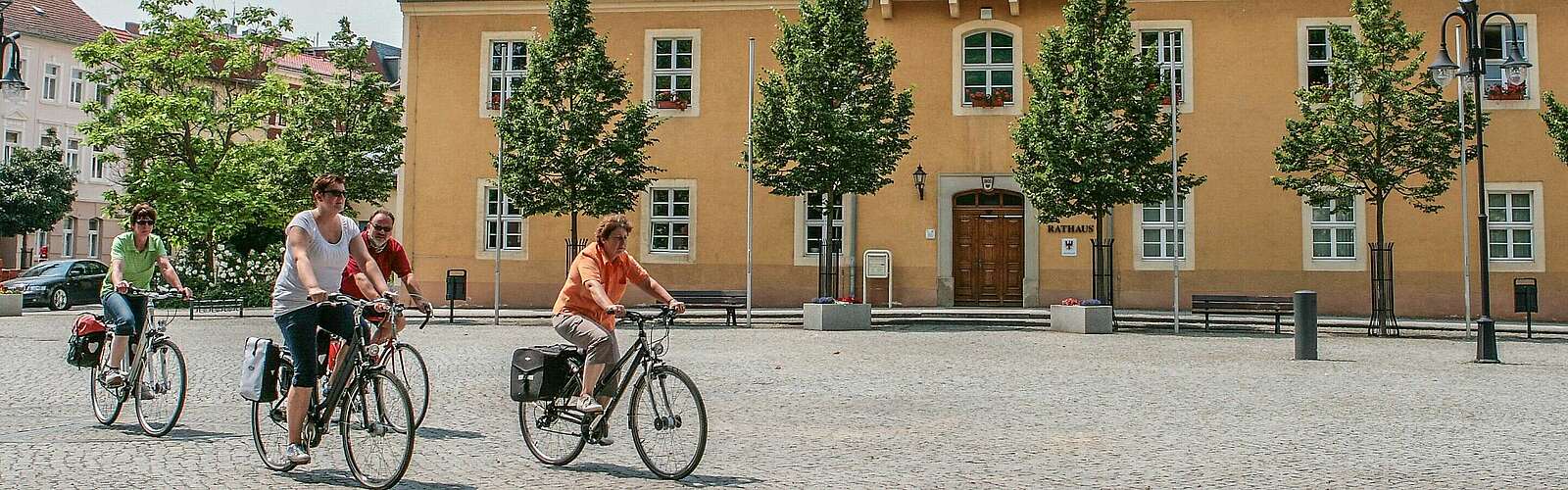 Radfahrer auf dem Marktplatz in Bad Liebenwerda,
            
        
                Foto: TMB Tourismus-Marketing Brandenburg GmbH/Steffen Lehmann