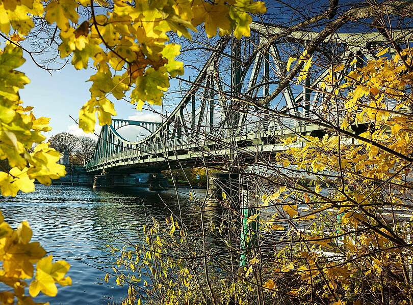 Glienicker Brücke im Herbst
