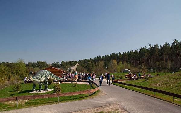 Besucher im Dinosaurierpark Germendorf