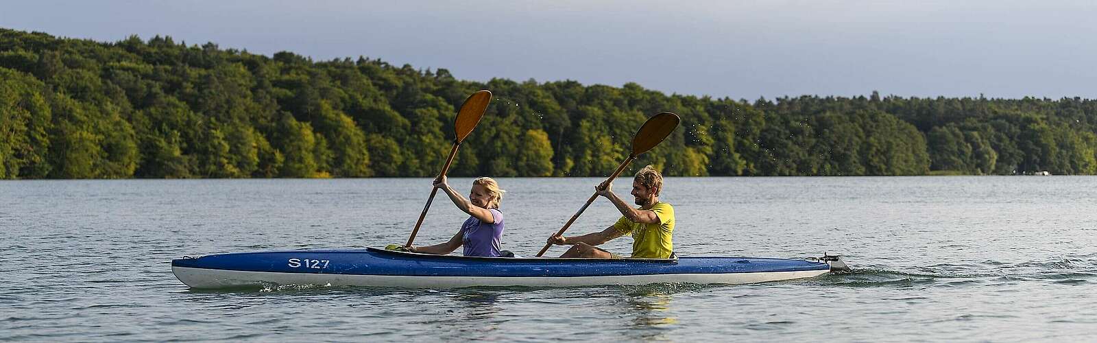 Zwei Kanufahrer auf dem Stechlinsee,
            
        
                Foto: TMB Tourismus-Marketing Brandenburg GmbH/Wolfgang Ehn