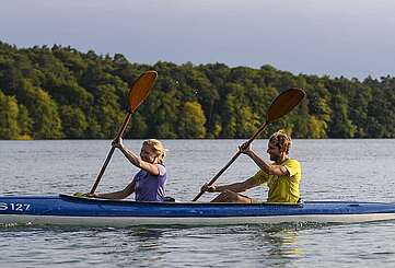 Zwei Kanufahrer auf dem Stechlinsee