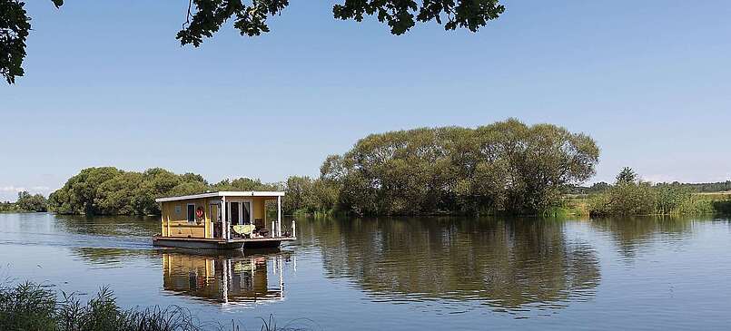 Hausboot auf der unteren Havelniederung bei Milow