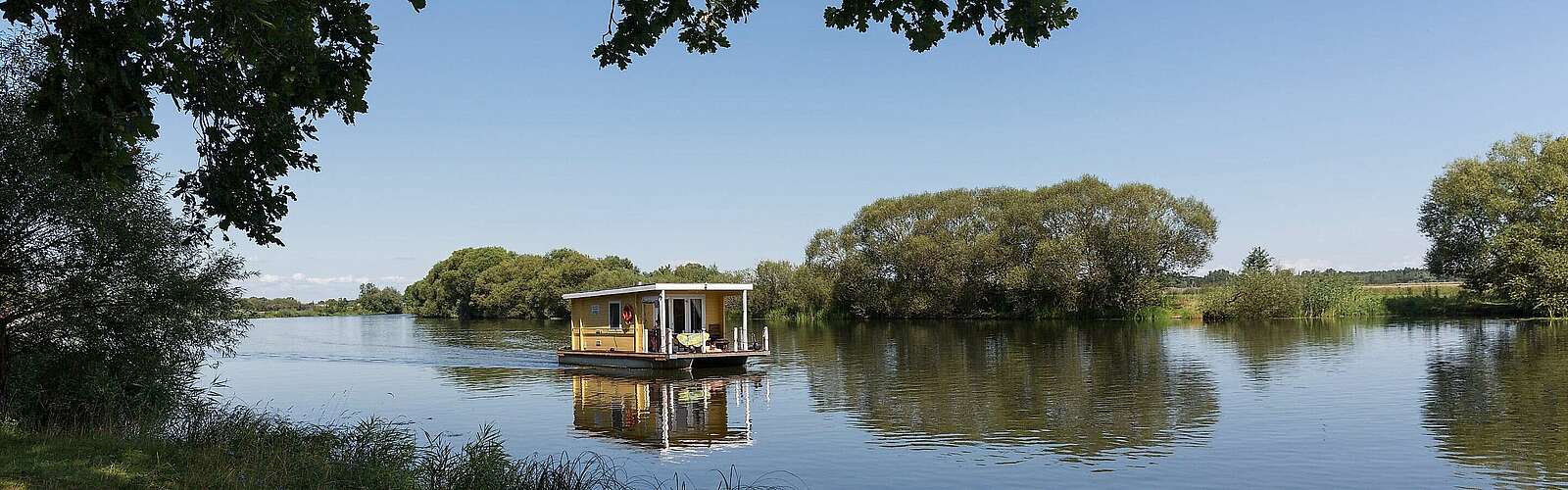 Hausboot auf der unteren Havelniederung bei Milow,
            
        
                Foto: TMB Tourismus-Marketing Brandenburg GmbH/Yorck Maecke