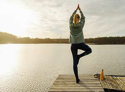 Sunrise-Yoga auf dem Steg