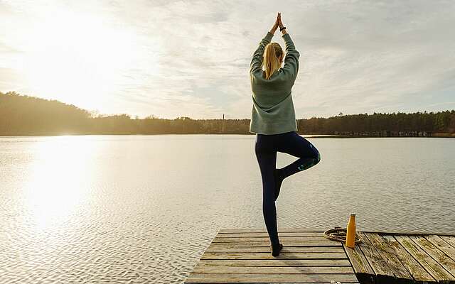 Sunrise-Yoga auf dem Steg