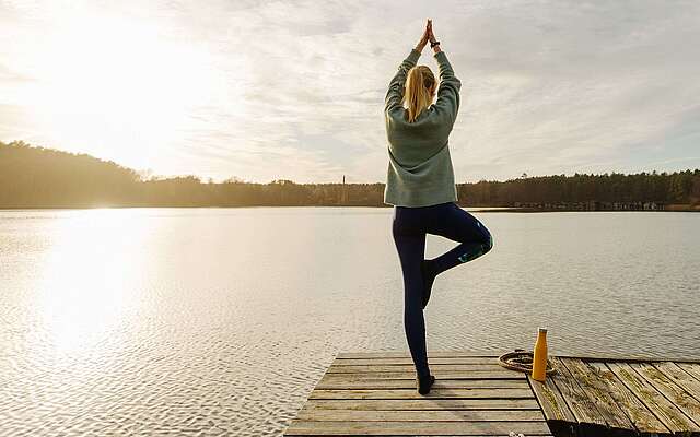 Sunrise-Yoga auf dem Steg