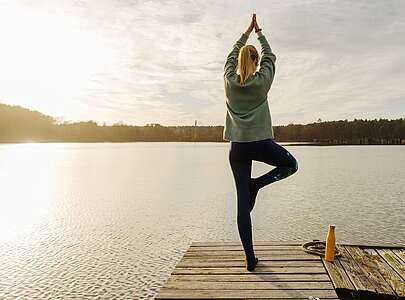 Sunrise-Yoga auf dem Steg