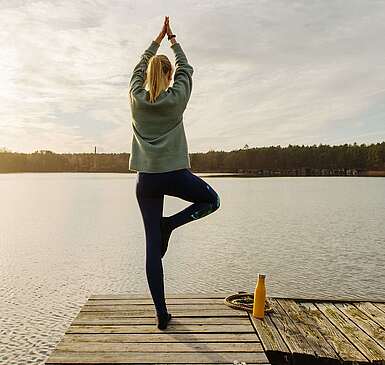Sunrise-Yoga auf dem Steg