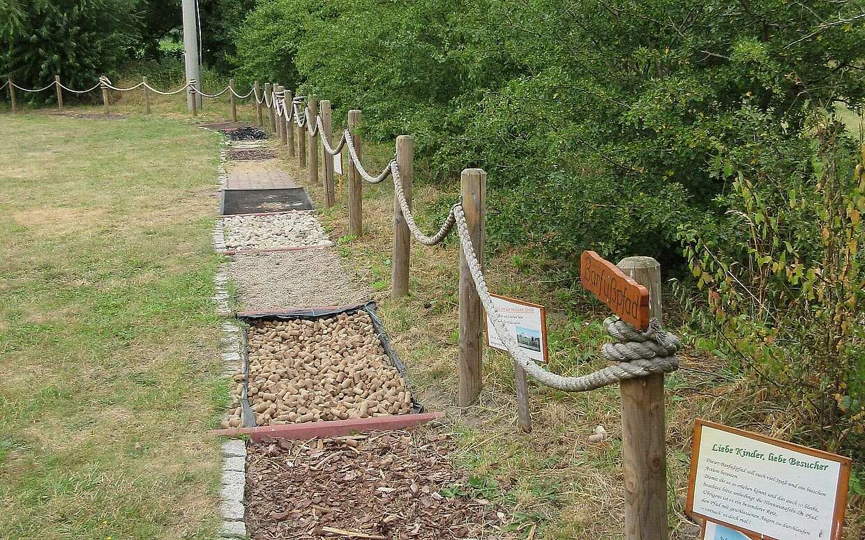 Barfußpfad im Ökogarten der Storchenschmiede Linum