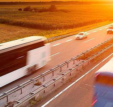 Fernbusse auf der Autobahn
