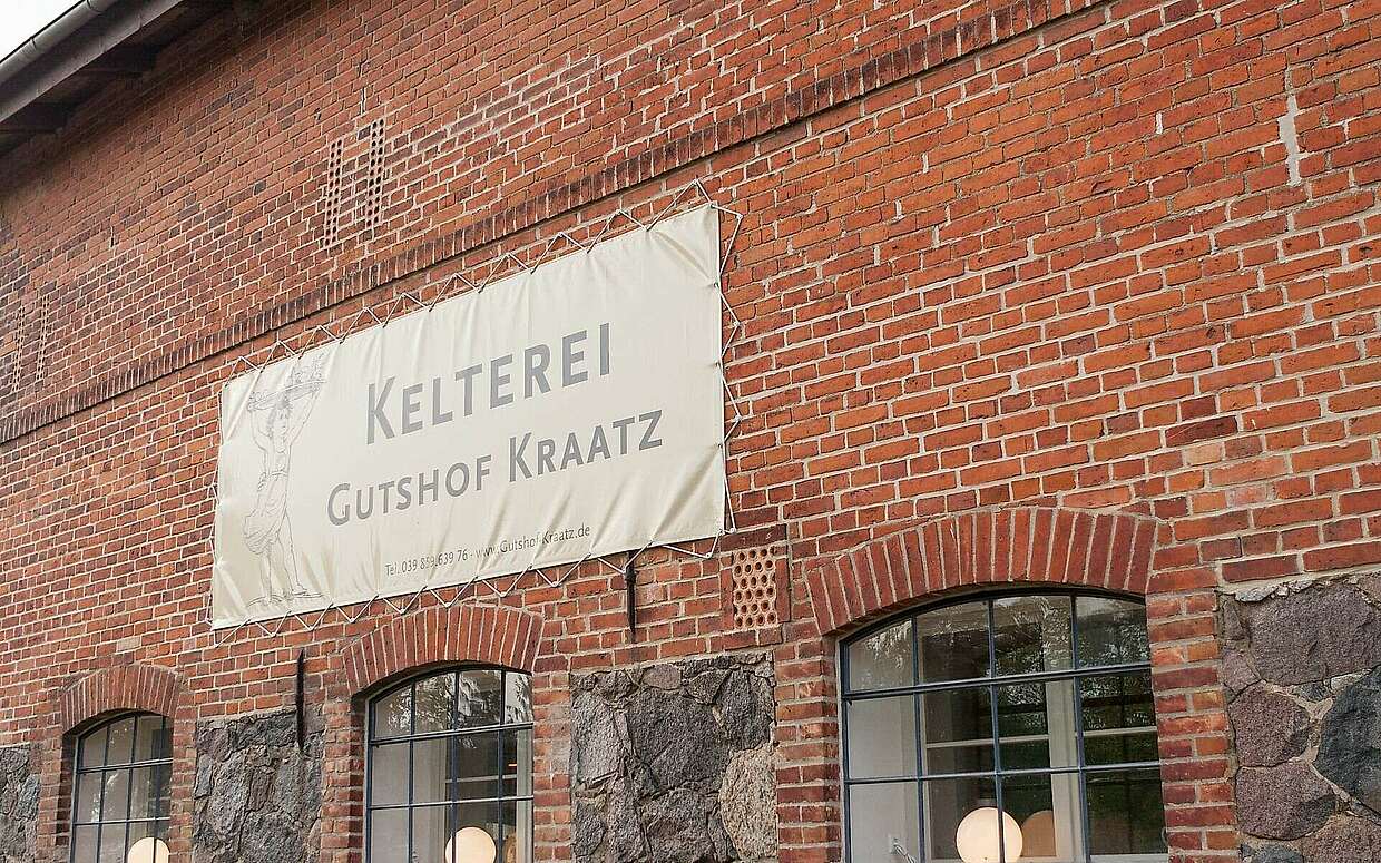 Weinkelterei auf dem Gutshof Kraatz