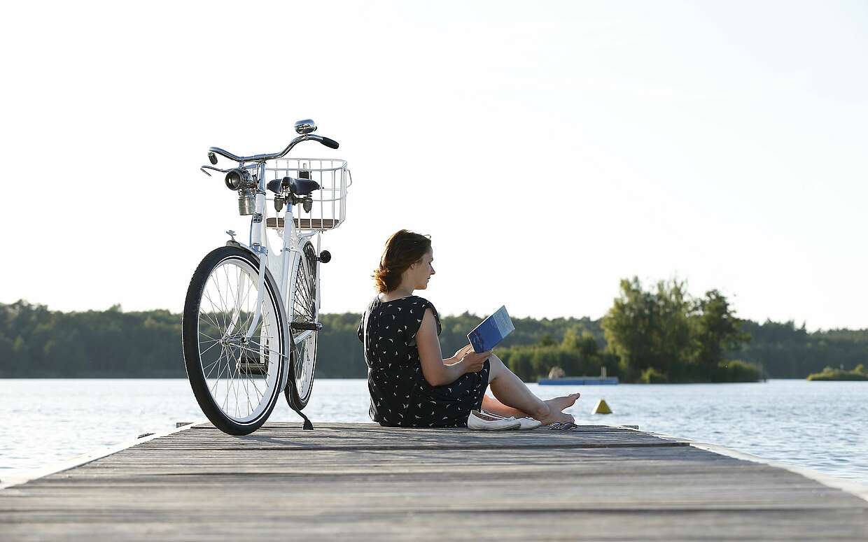 Im Elbe-Elster-Land können müde Radler in ein Kanu steigen und einen Teil der Strecke paddeln.