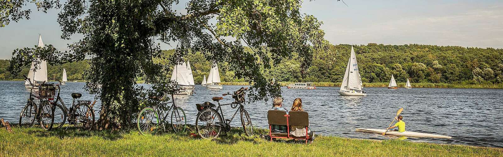 Radfahrer machen Pause und schauen aufs Wasser,
            
        
                Foto: visitBerlin/Dagmar Schwelle