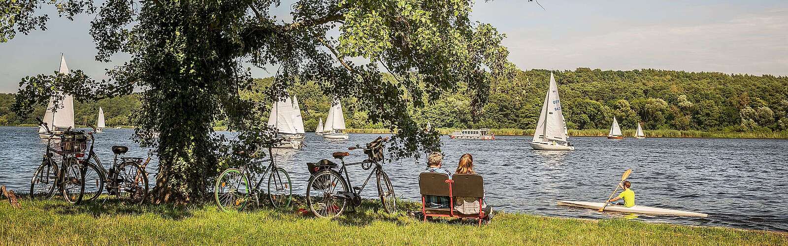 Radfahrer machen Pause und schauen aufs Wasser