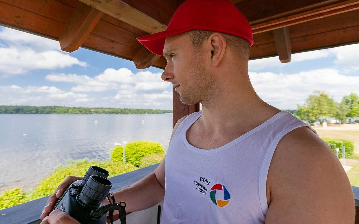 Schwimmmeister Hans Behrendt im Waldbad Templin