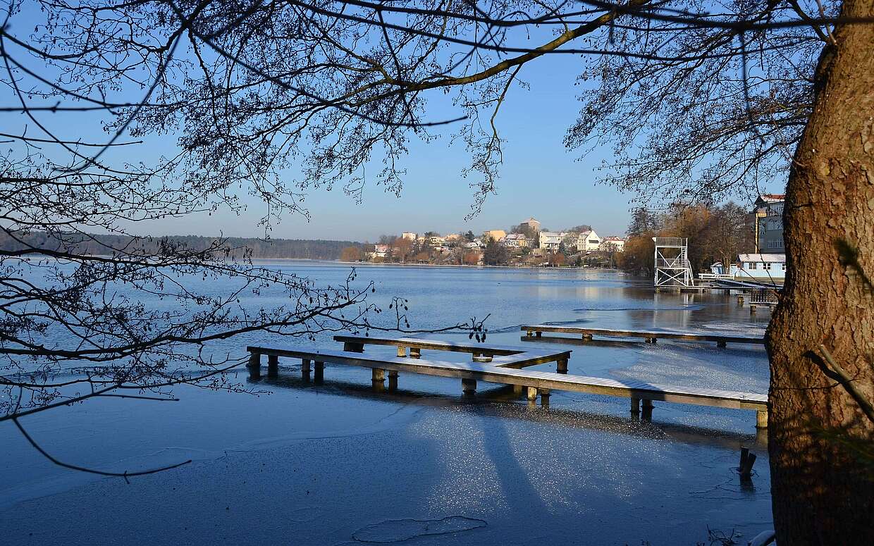 Blick auf die Altstadt von Strausberg – rechts im Bild der Sprungturm des Strandbades.