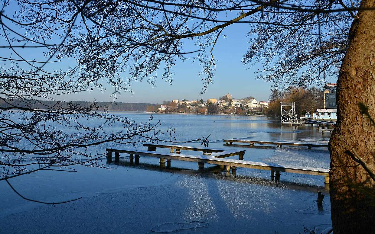 Blick auf die Altstadt von Strausberg – rechts im Bild der Sprungturm des Strandbades.