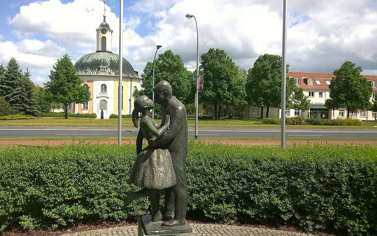 Kuss auf der Schwedter Lindenallee, Skulptur von Axel Schulz aus dem Jahre 1965.
