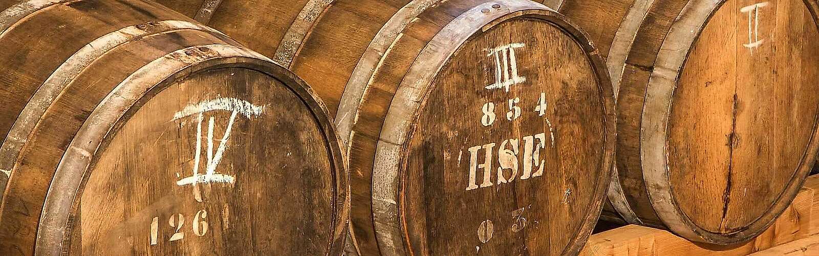 Alte Holzfässer mit Bränden und Likören,
            
        
                Foto: Grumsiner Brennerei/Kein Urheber bekannt