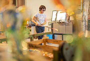 Glasmacher in der Baruther Glashütte