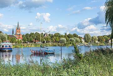 Blick auf die Werderaner Altstadt am Wasser
