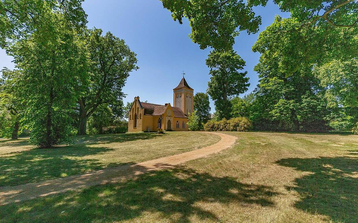 Malerisch gelegen: die Kirche von Paretz